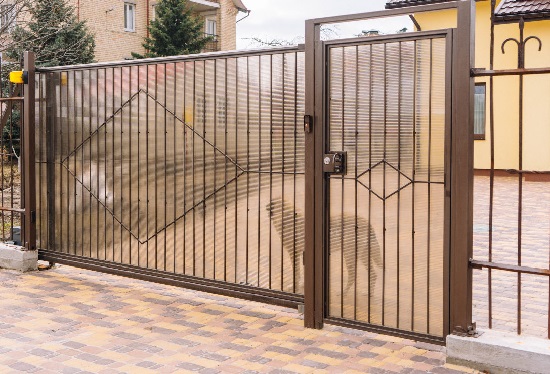 Купить ворота из профлиста с элементами ковки, с металлическими столбами в рамке или под дерево в Еманжелинске от 156015 руб